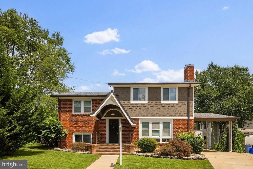 Exterior, Facade, Brick Facade, Split Level