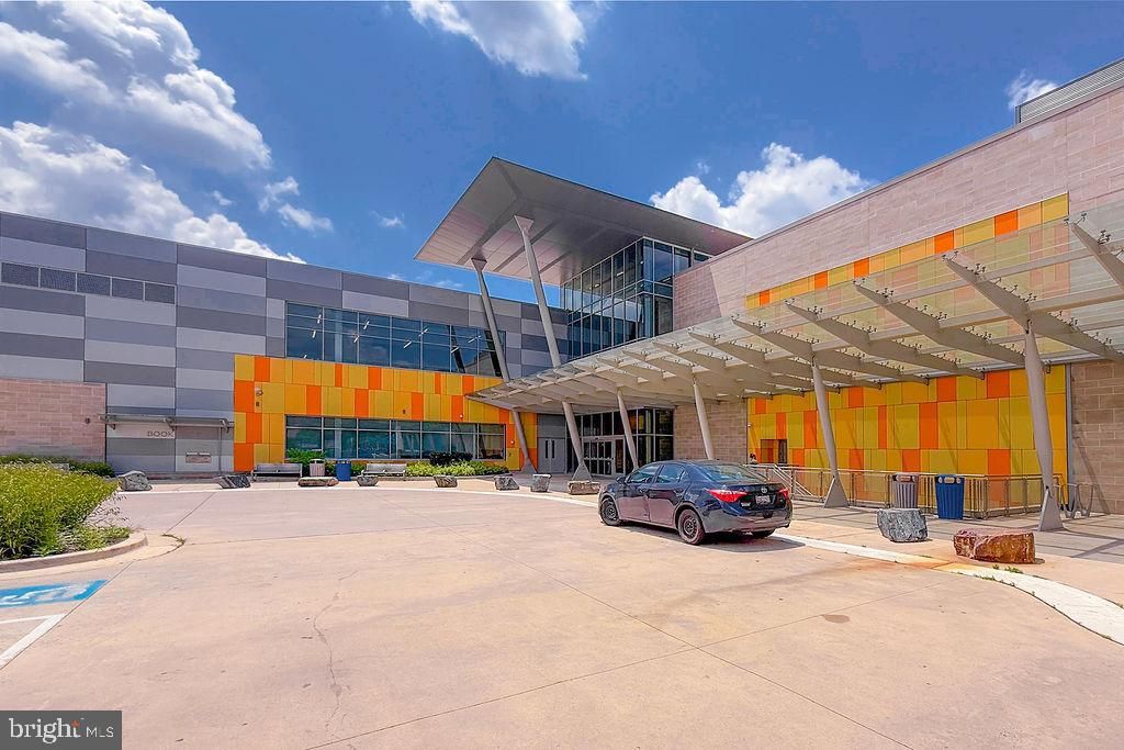 Exterior, Facade, Modern