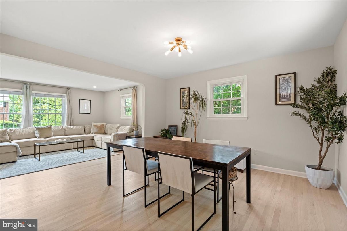 Dining room, Interior, Living room, Recessed Lighting, Wood Texture Flooring