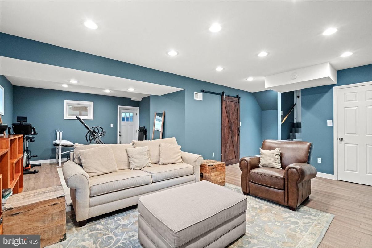 Fitness Equipment, Interior, Living room, Recessed Lighting, Wood Texture Flooring