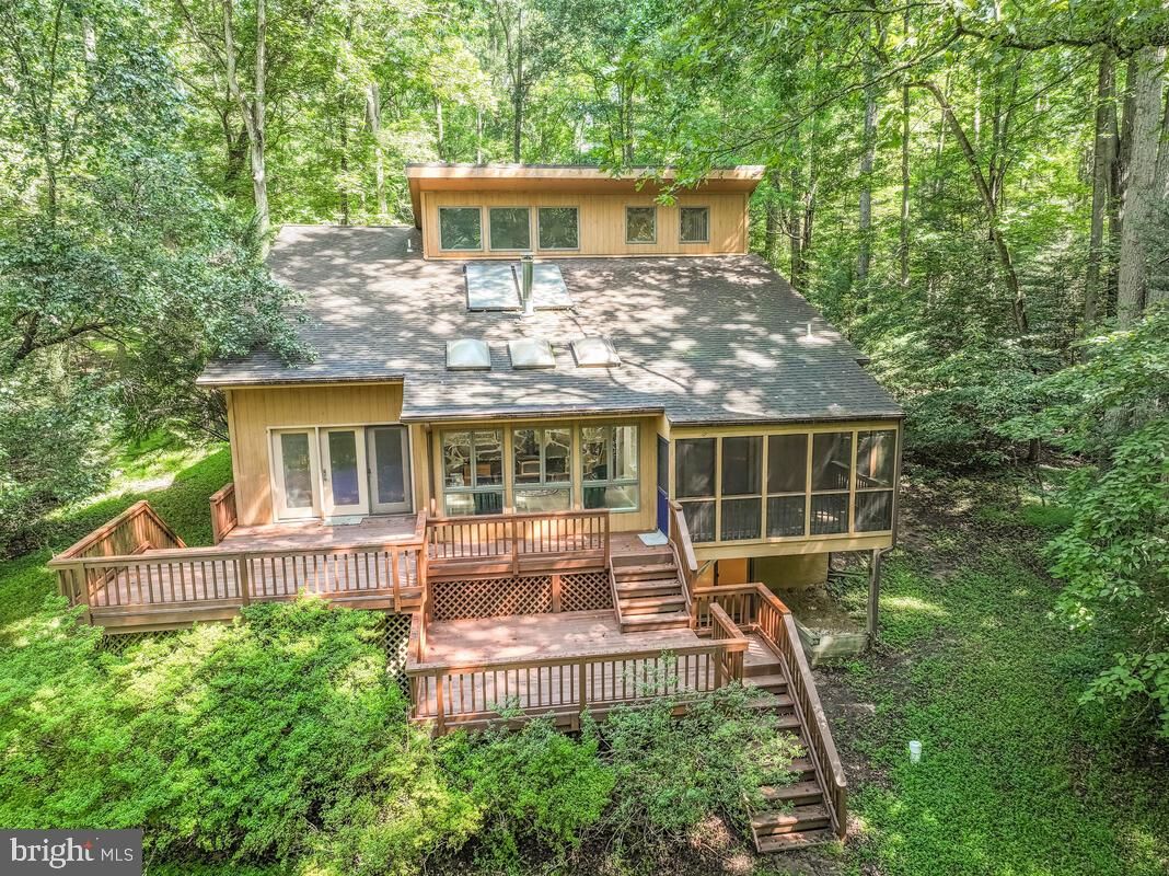 Exterior, Facade, Log Home