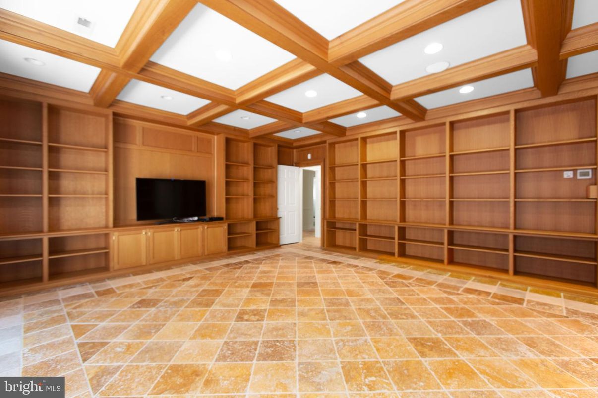 Empty room, Interior, Recessed Lighting, Wooden Beams, Wooden Walls