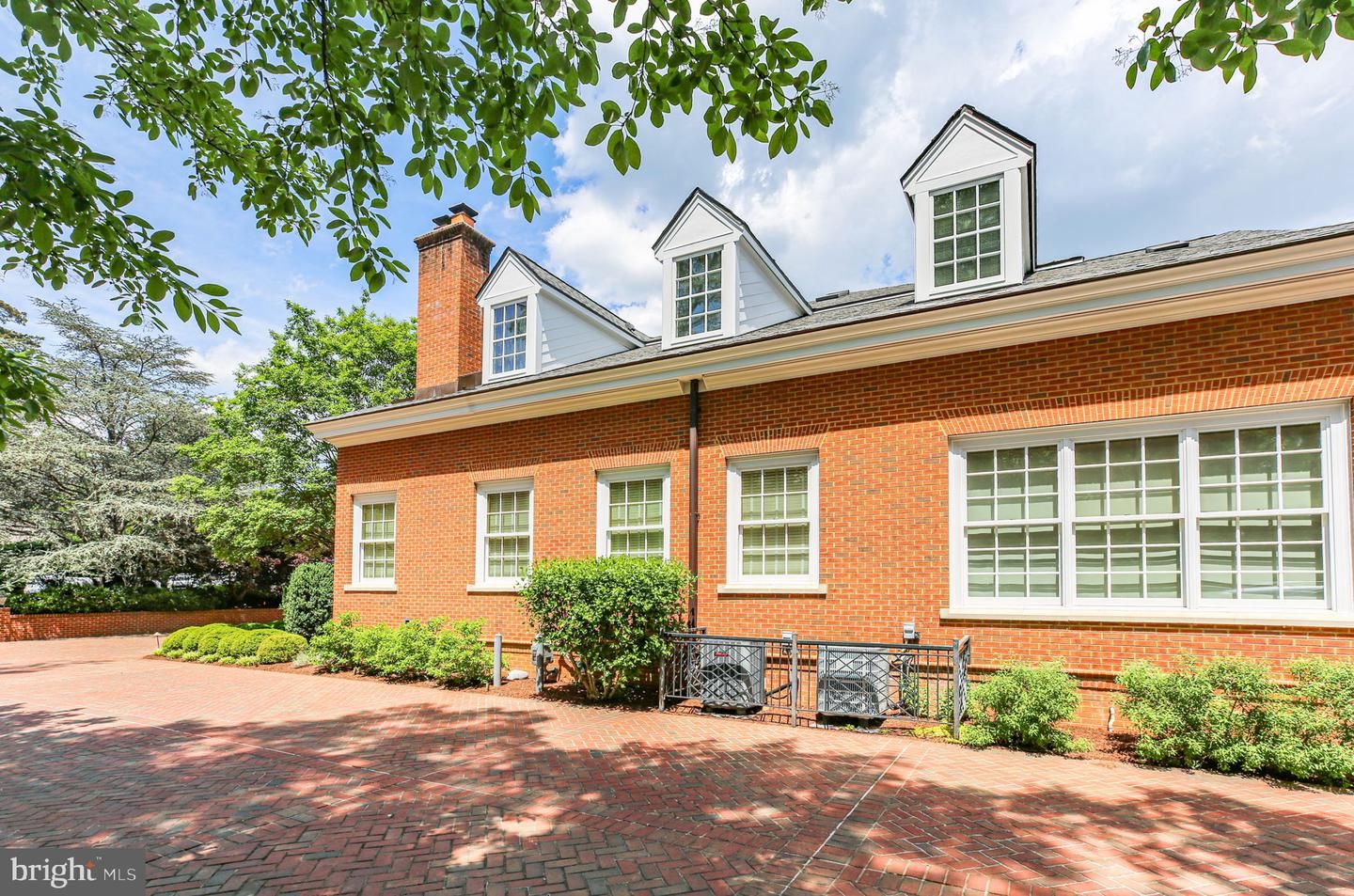 Exterior, Facade, Brick Facade, Georgian