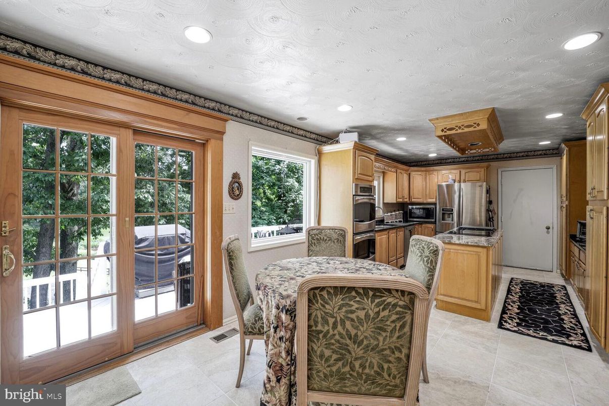Dining room, Interior, Kitchen, Recessed Lighting, Stainless Steel Appliances