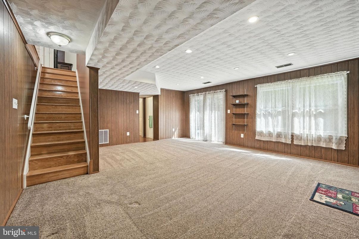 Empty room, Interior, Recessed Lighting, Wooden Walls