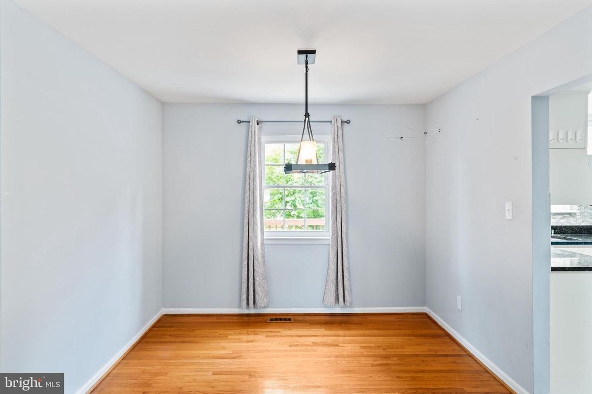 Empty room, Interior, Pendant Lights, Wood Texture Flooring