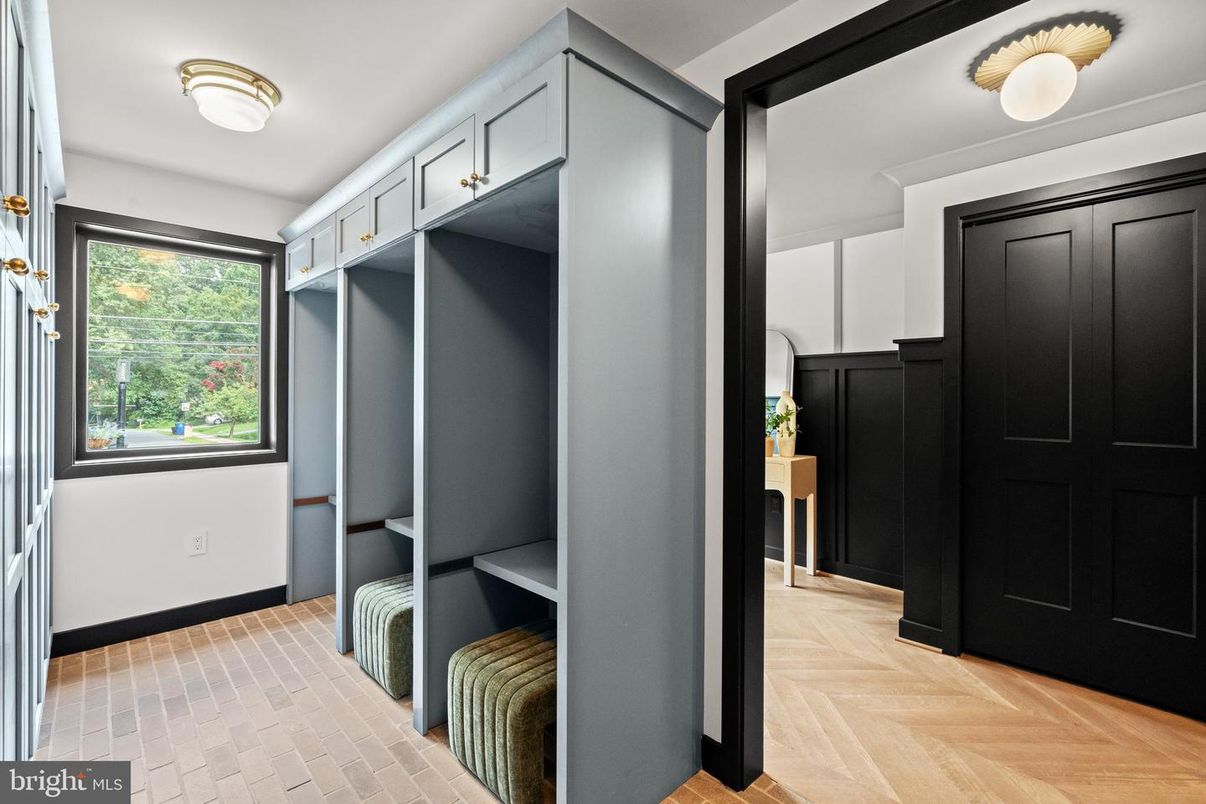 Interior, Walk-in Closets, Wood Texture Flooring