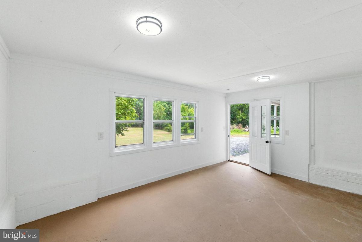 Empty room, Interior