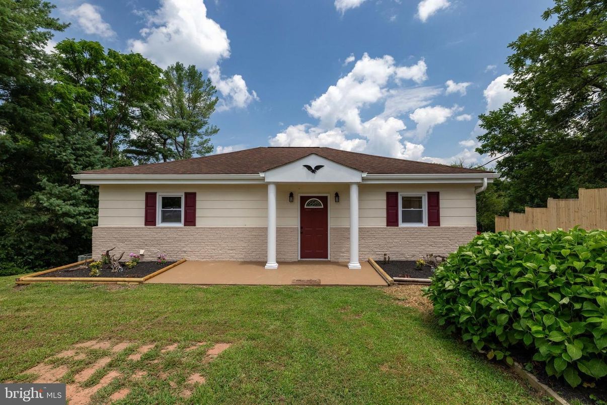 Backyard, Exterior, Facade, Ranch