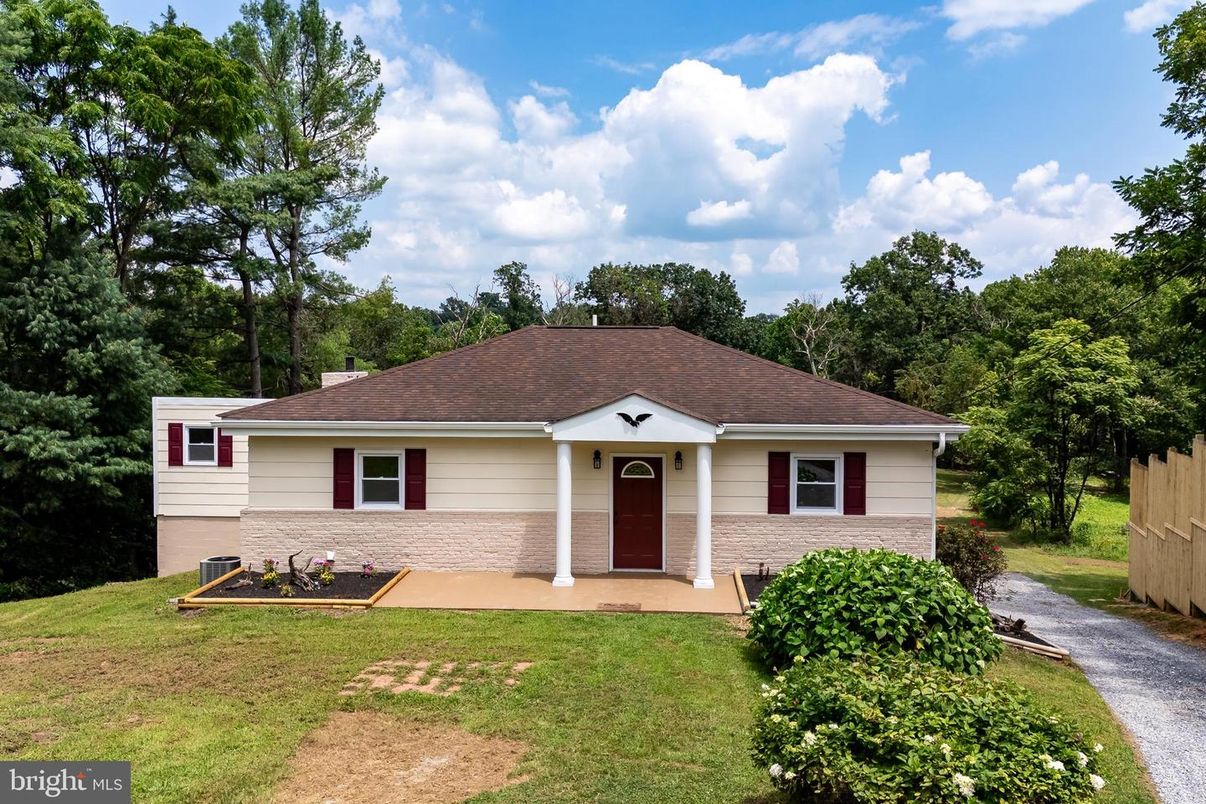 Backyard, Exterior, Facade, Ranch