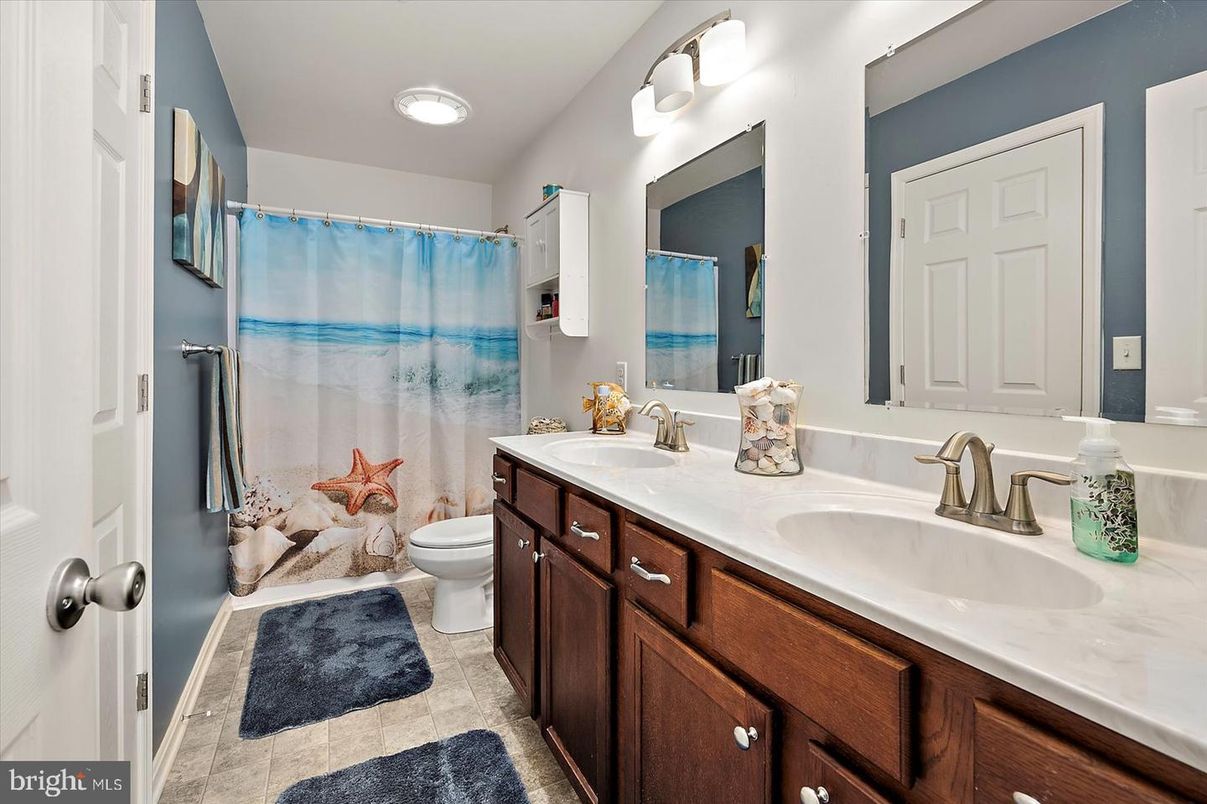 Bathroom, Dual Sink Vanities, Interior, Recessed Lighting