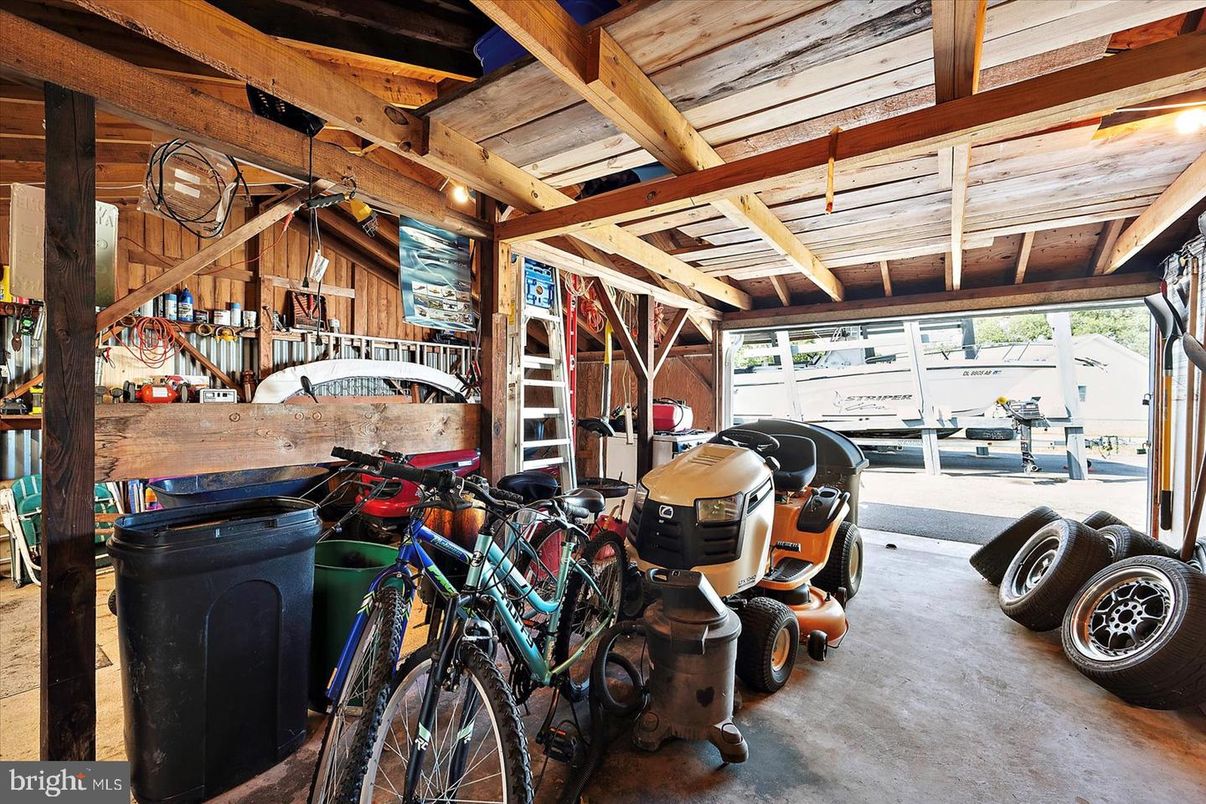 Garage, Interior, Wooden Beams