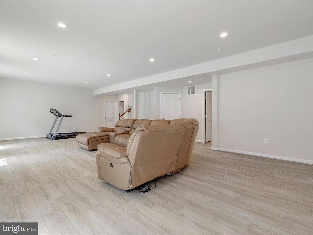 Fitness Equipment, Interior, Living room, Recessed Lighting, Wood Texture Flooring