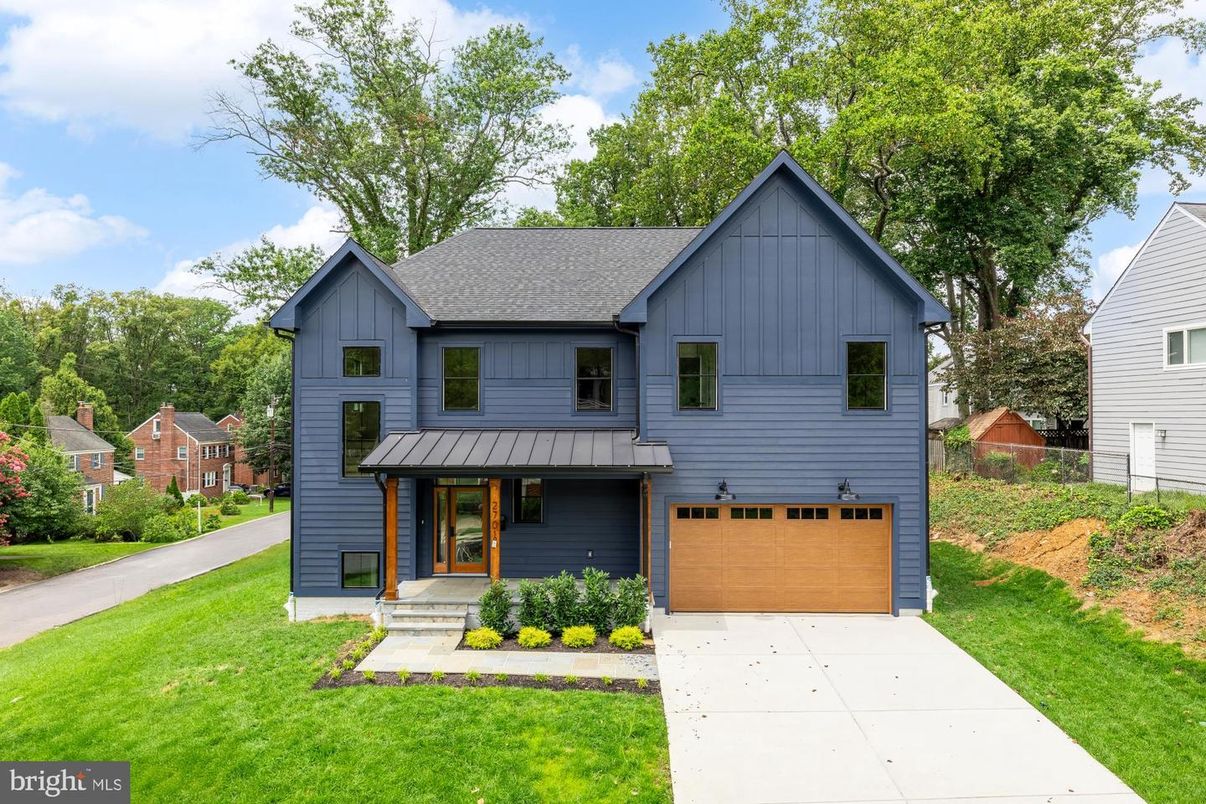 Attached, Exterior, Facade, Farmhouse