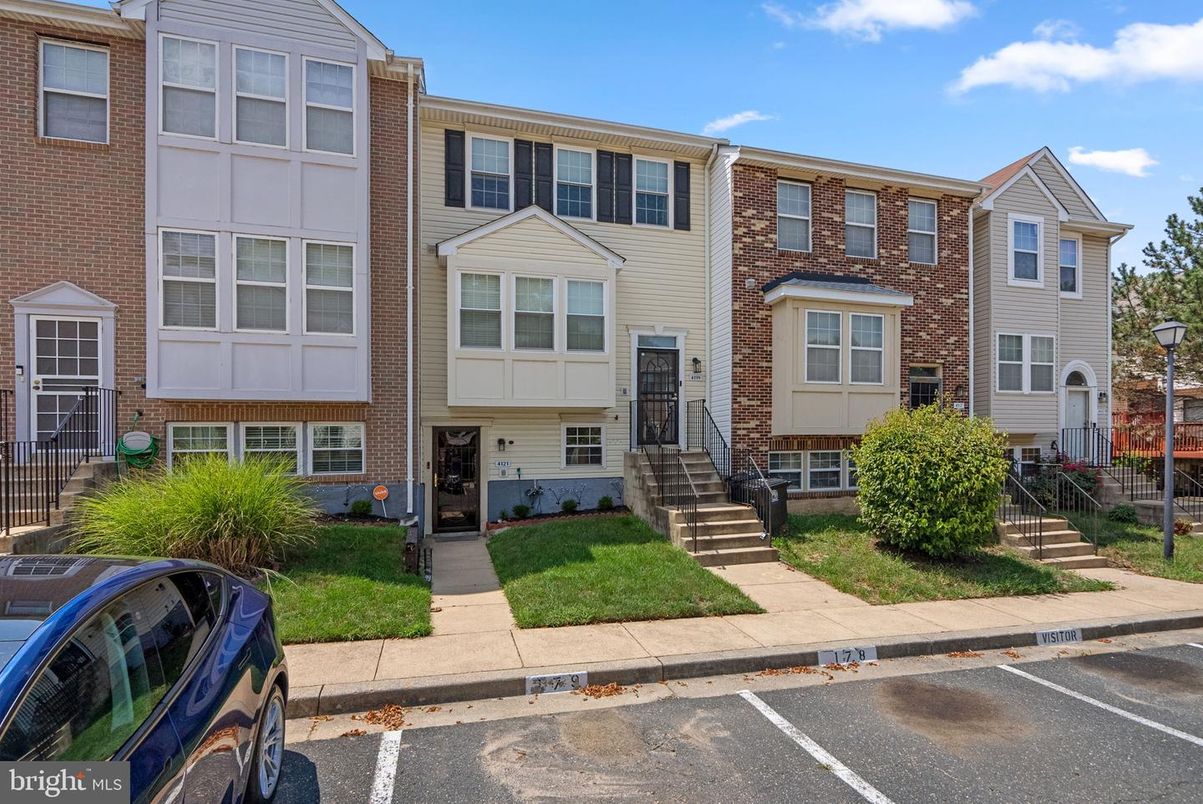 Exterior, Facade, Brick Facade, Rowhouse