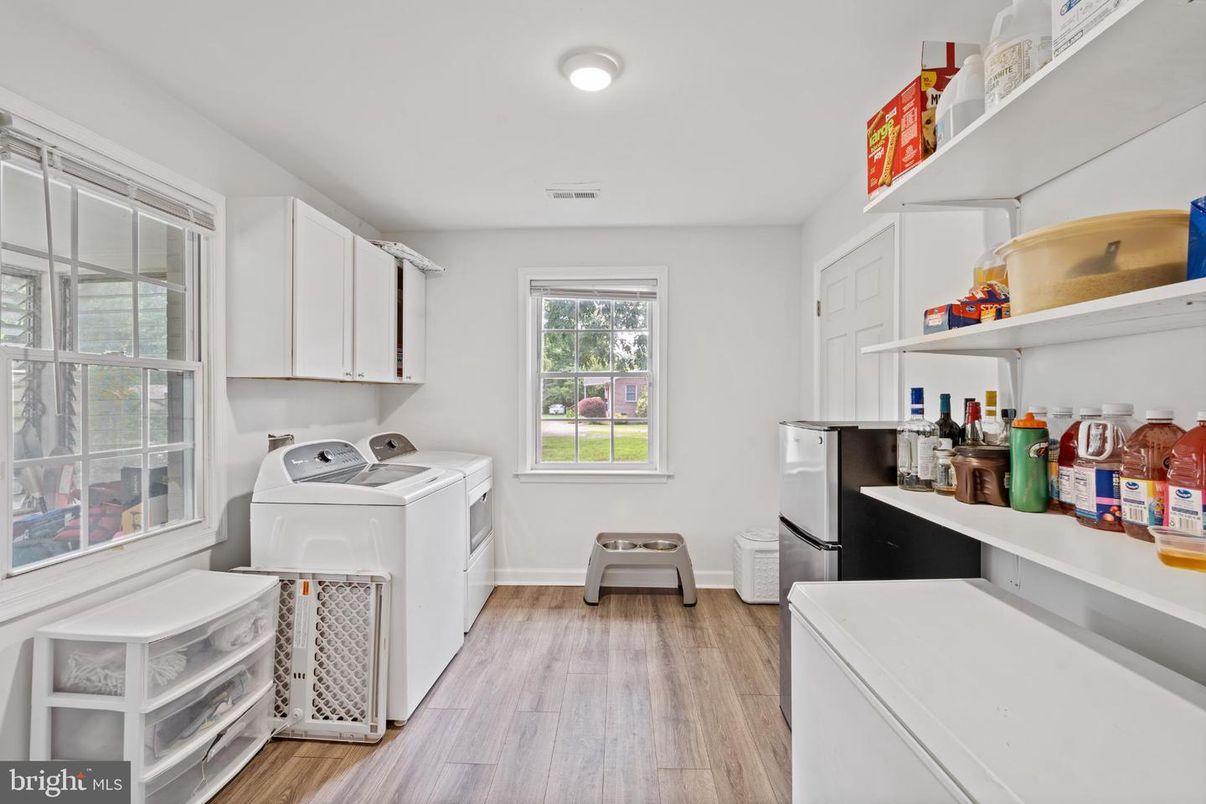 Interior, Washer, Wood Texture Flooring