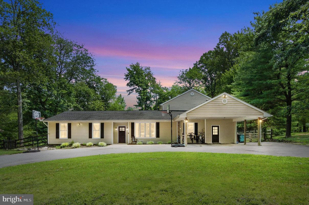 Backyard, Exterior, Facade, Ranch