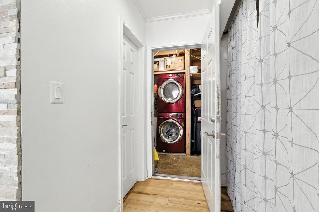 Interior, Utility Closets, Washer, Wood Texture Flooring