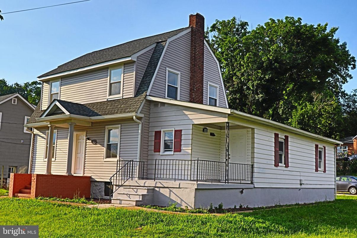 Exterior, Facade, Queen Anne Victorian
