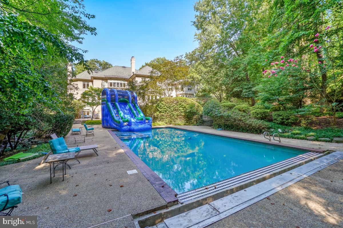 Exterior, Playground, Pool