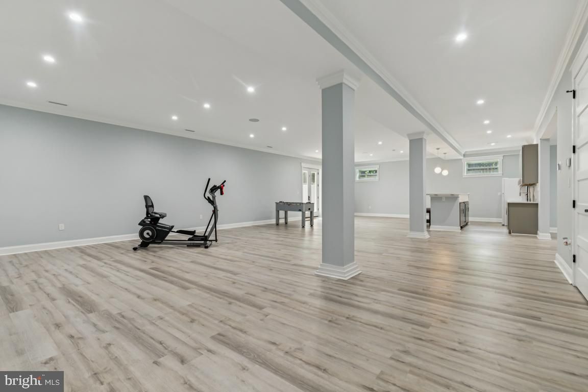Fitness Equipment, Interior, Recessed Lighting, Wood Texture Flooring
