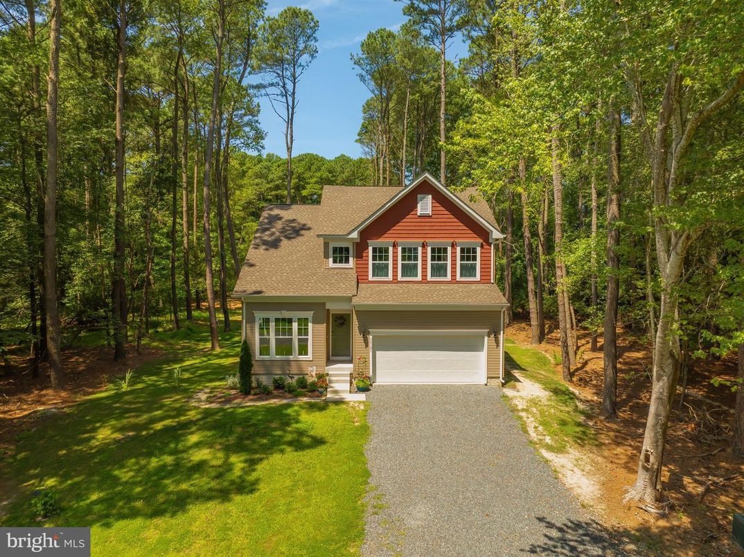 Attached, Exterior, Facade, Split Level