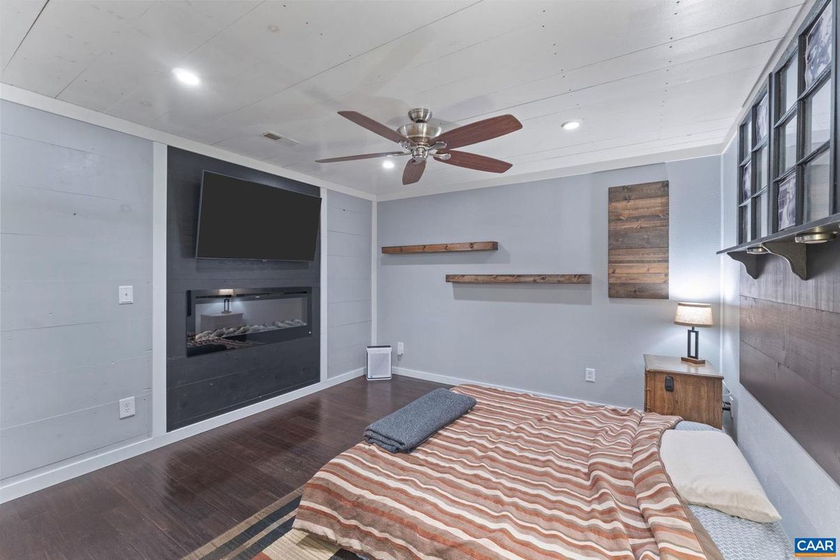 Interior, Recessed Lighting, Wood Texture Flooring