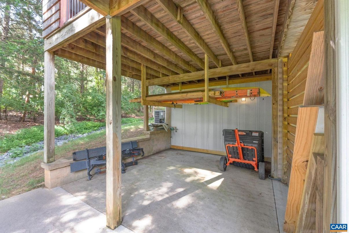 Exterior, Garage, Wooden Beams