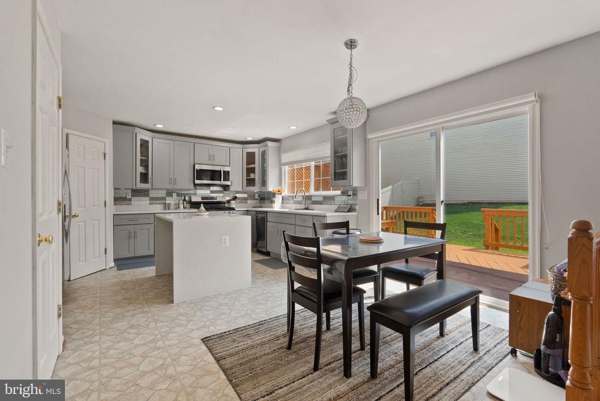 Dining room, Interior, Kitchen, Pendant Lights, Recessed Lighting, Stainless Steel Appliances