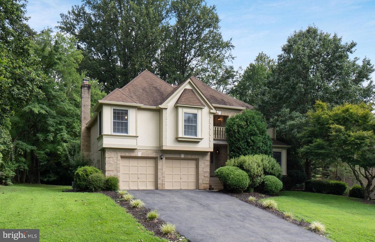 Attached, Exterior, Facade, Tudor Revival