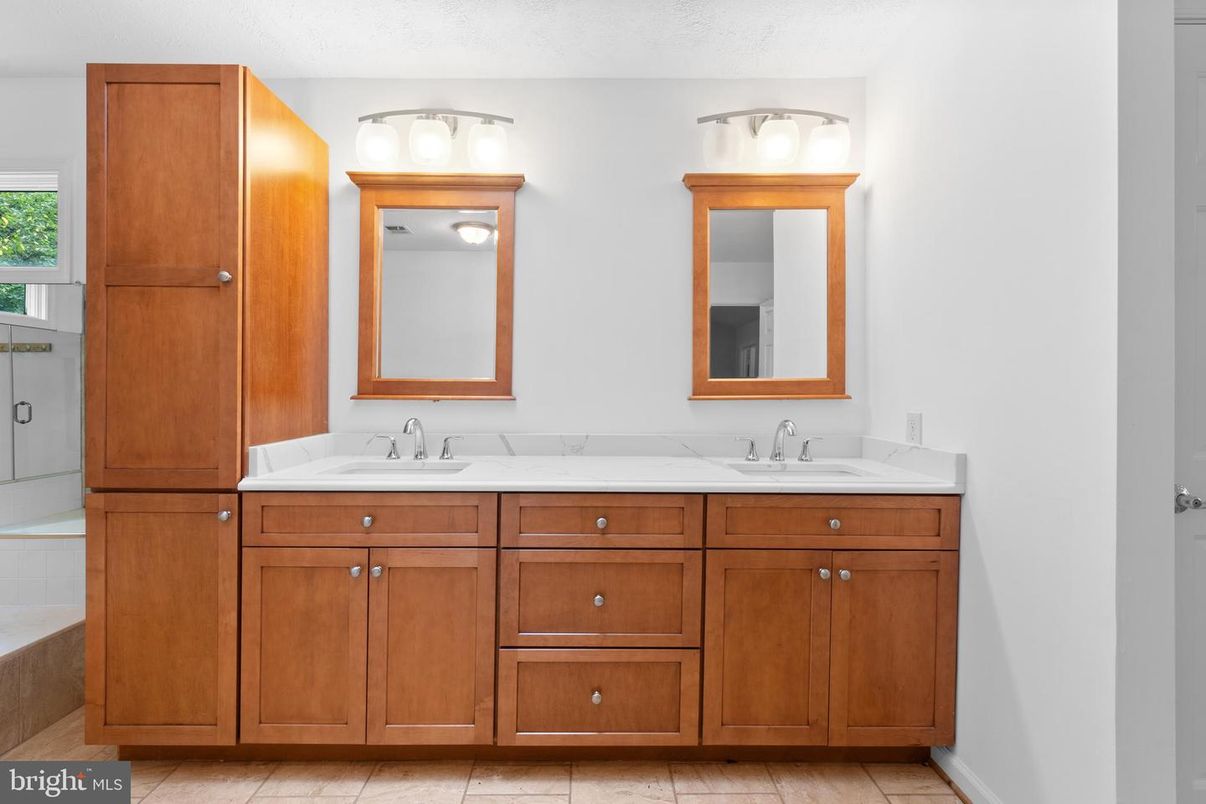 Bathroom, Dual Sink Vanities, Interior