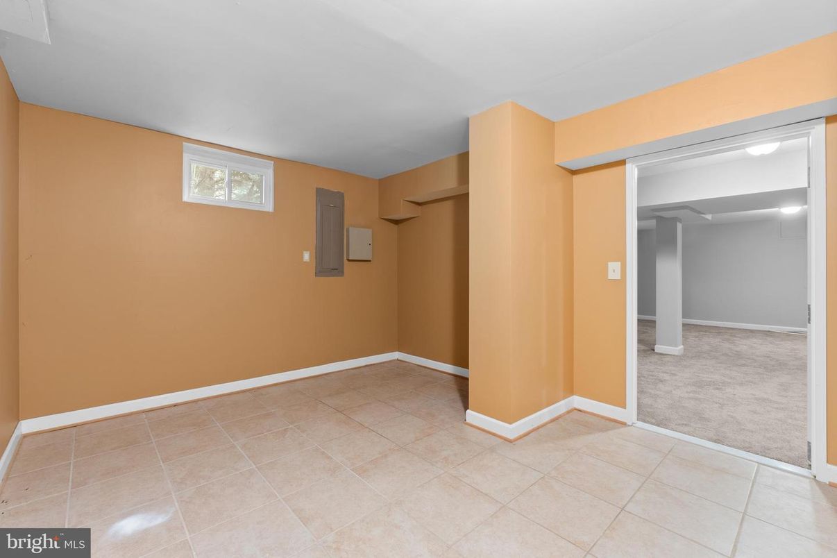 Empty room, Interior