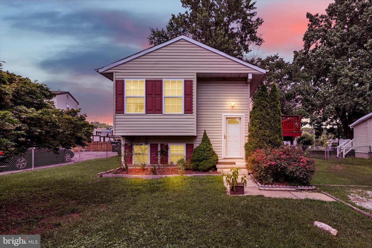 Backyard, Exterior, Facade, Split Level