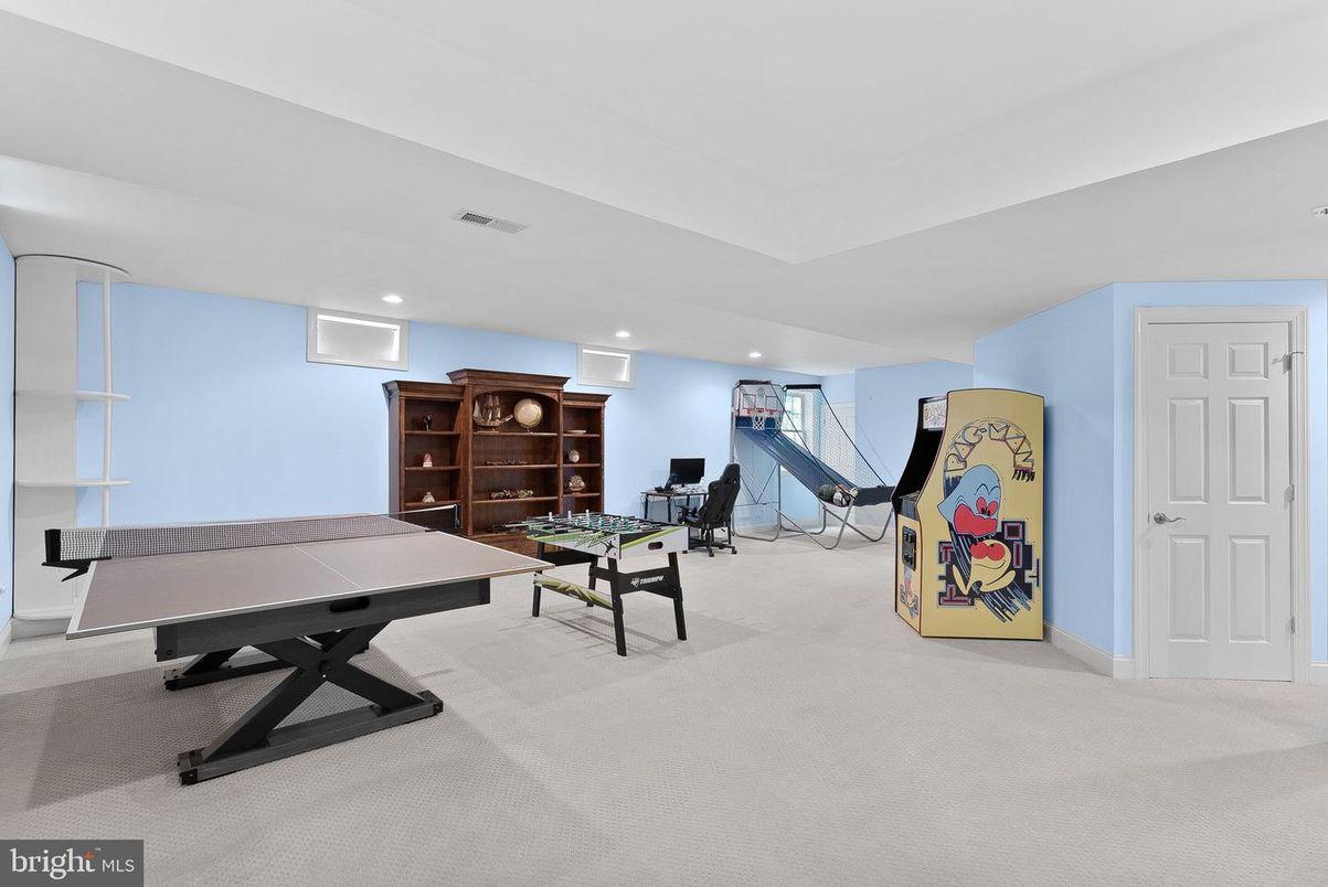 Game Room, Interior, Recessed Lighting