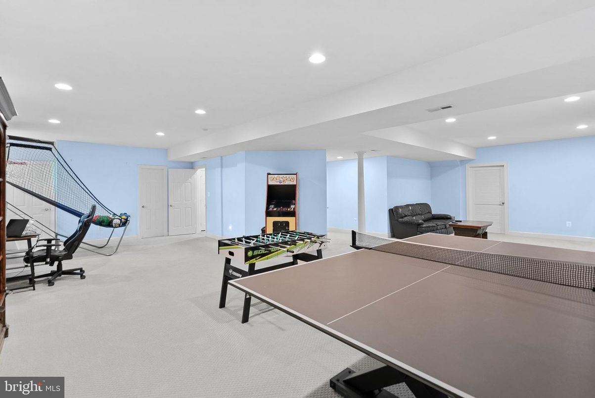 Game Room, Interior, Recessed Lighting