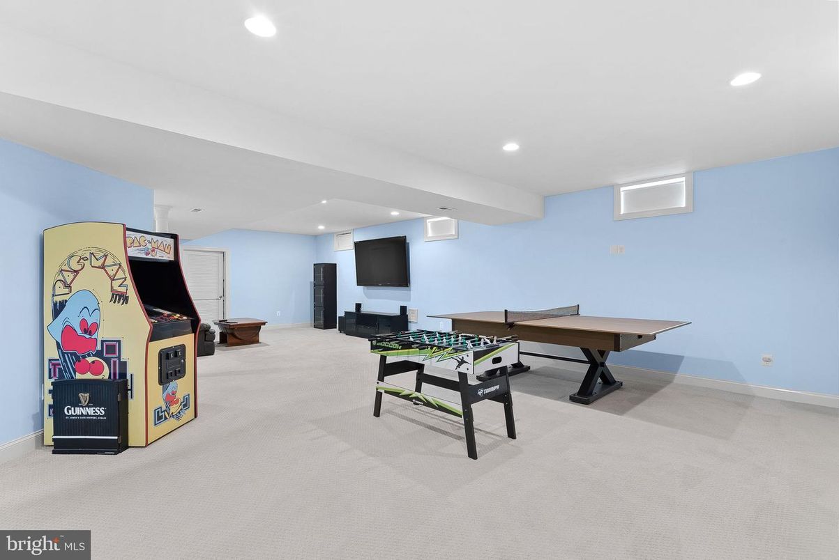 Game Room, Interior, Recessed Lighting