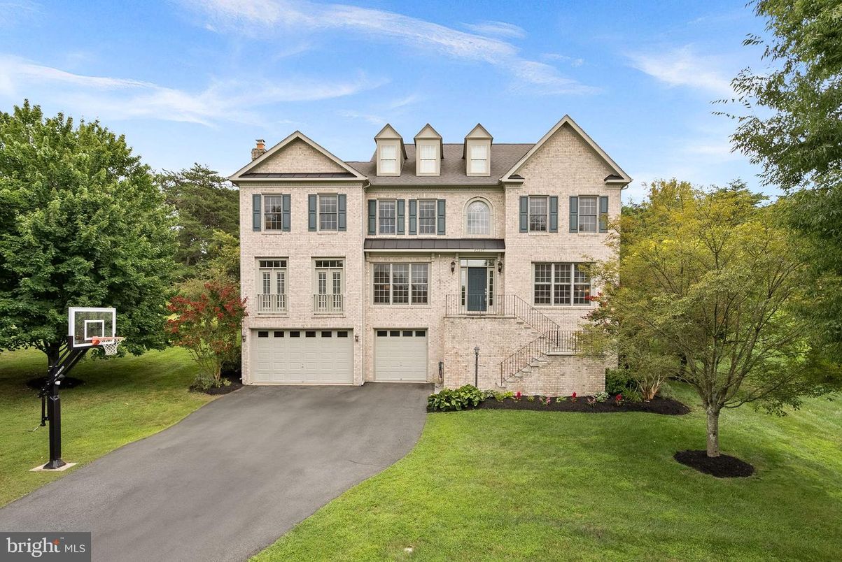 Attached, Exterior, Facade, French Provincial