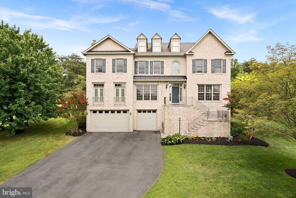 Attached, Exterior, Facade, Brick Facade, Georgian