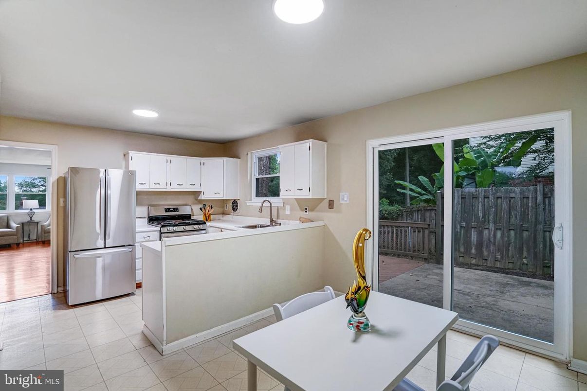 Dining room, Interior, Kitchen, Recessed Lighting, Stainless Steel Appliances