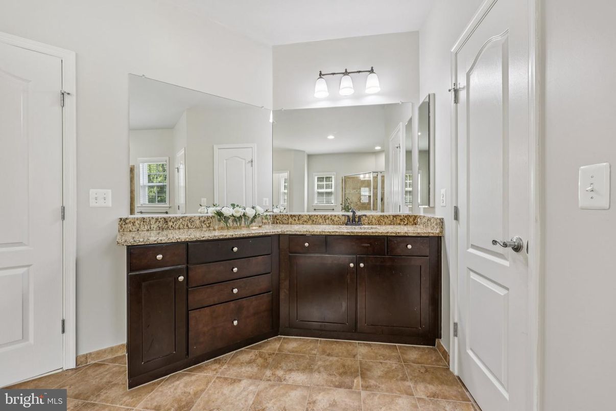 Bathroom, Dual Sink Vanities, Interior