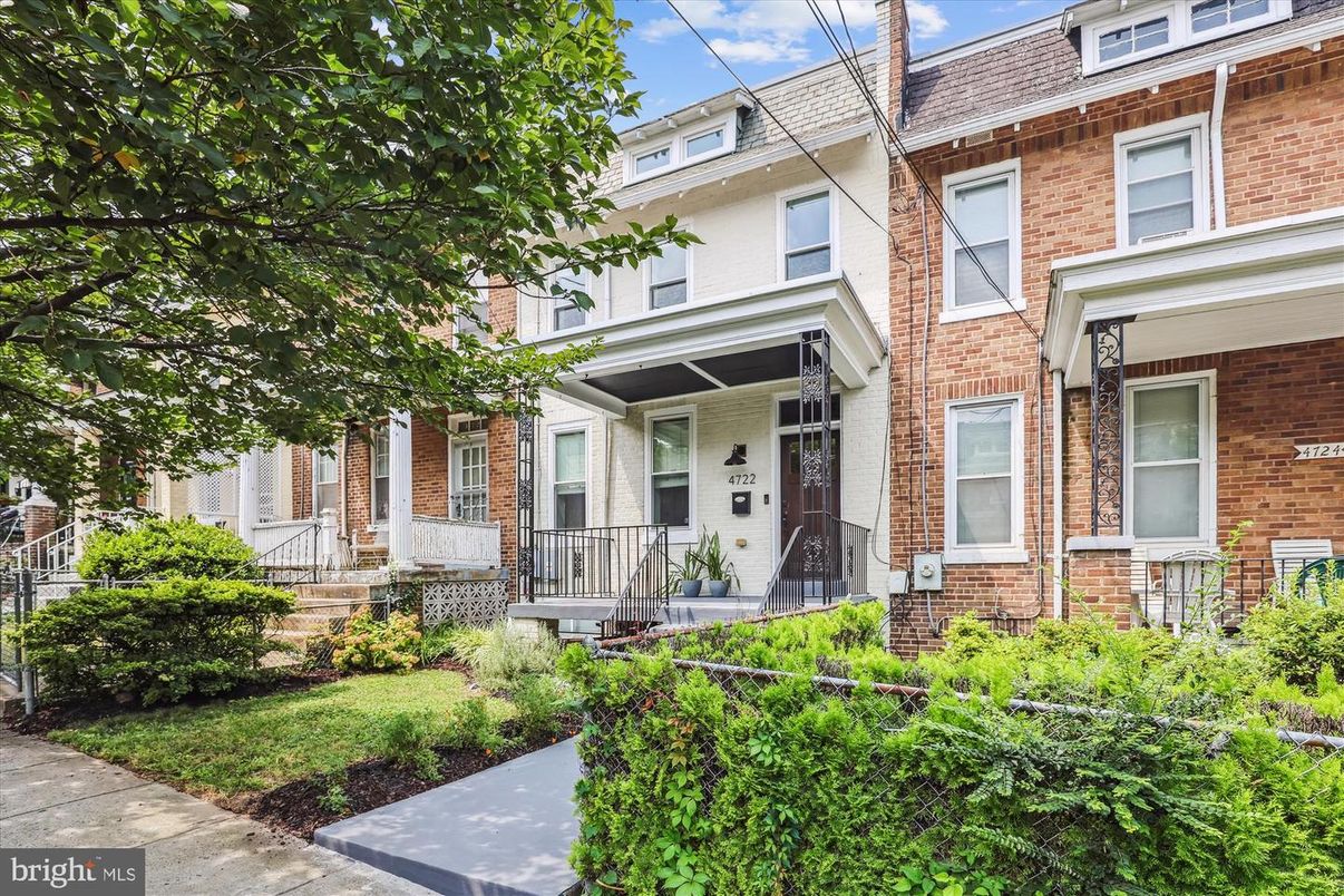 Exterior, Facade, Brick Facade, American Foursquare