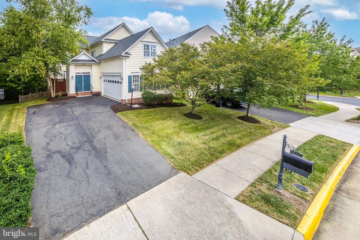 Attached, Exterior, Facade, Farmhouse