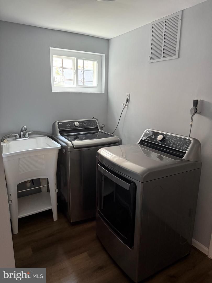 Interior, Washer, Wood Texture Flooring