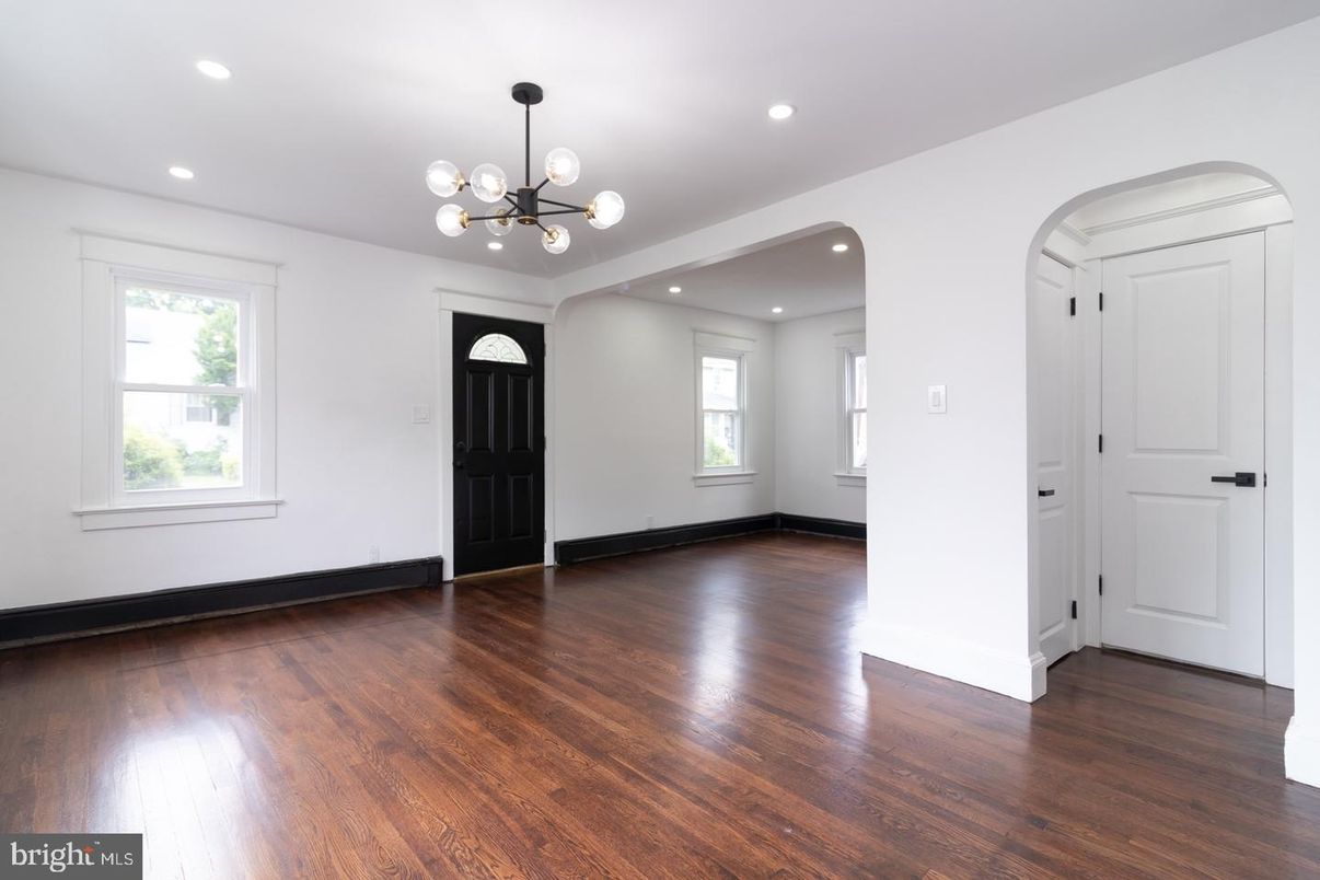 Empty room, Interior, Pendant Lights, Recessed Lighting, Wood Texture Flooring