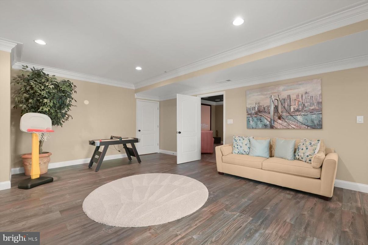 Interior, Recessed Lighting, Wood Texture Flooring