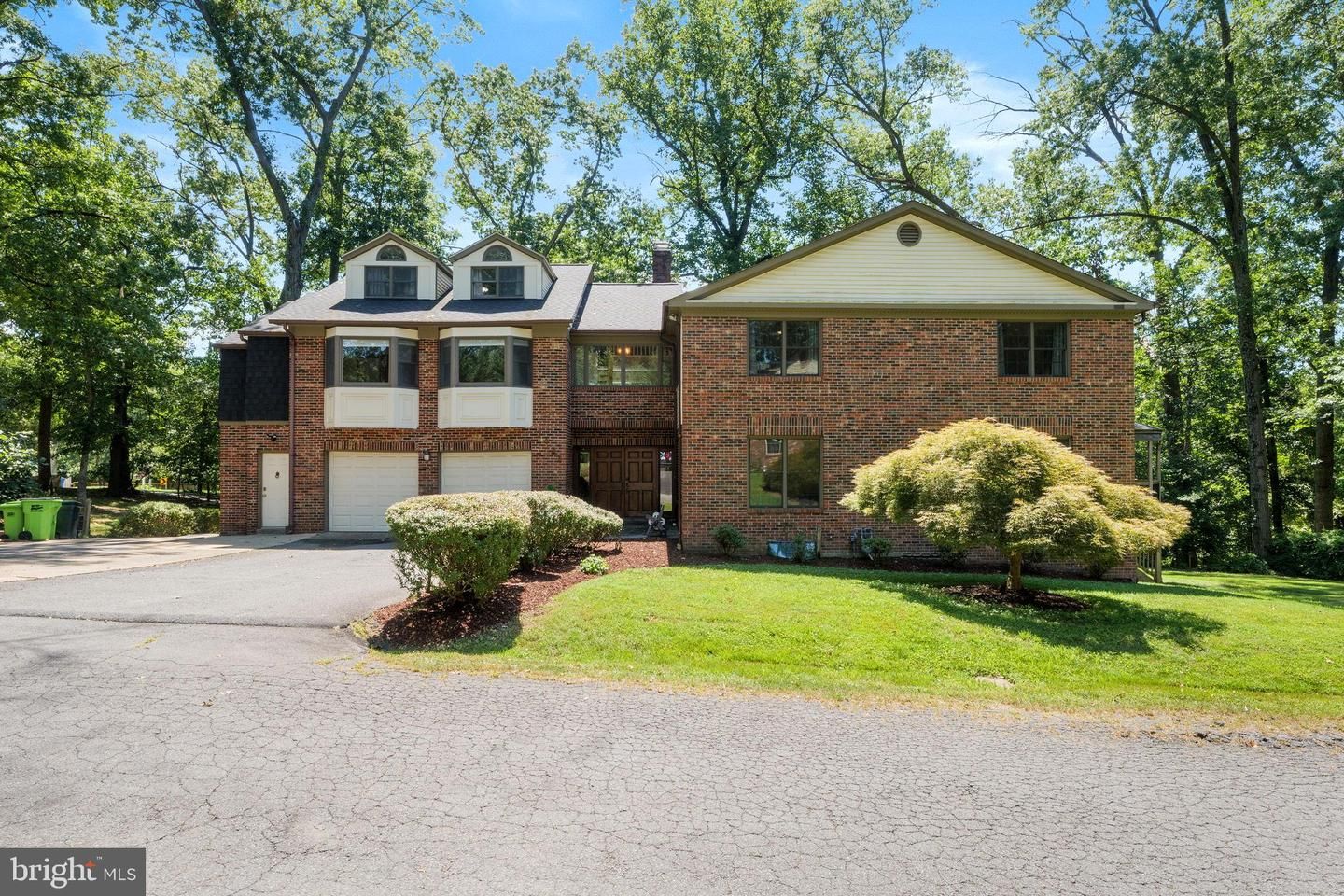 Attached, Exterior, Facade, Brick Facade, Split Level