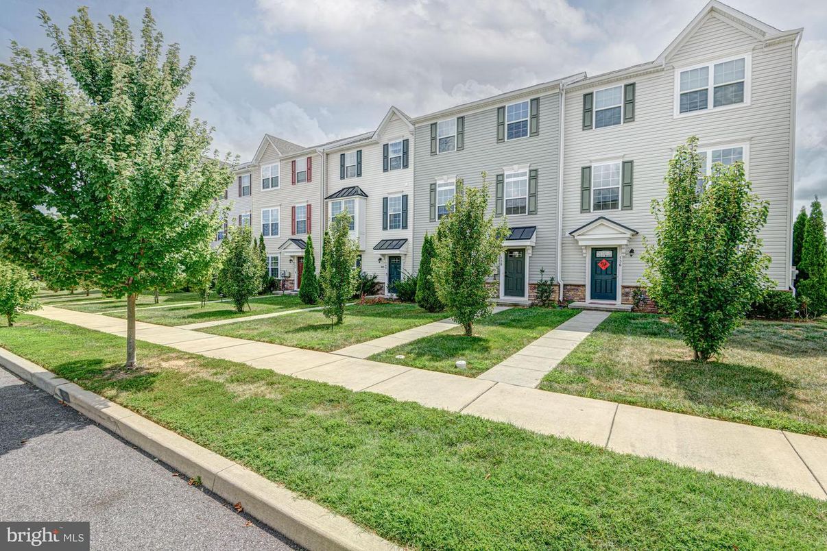 Exterior, Facade, Rowhouse