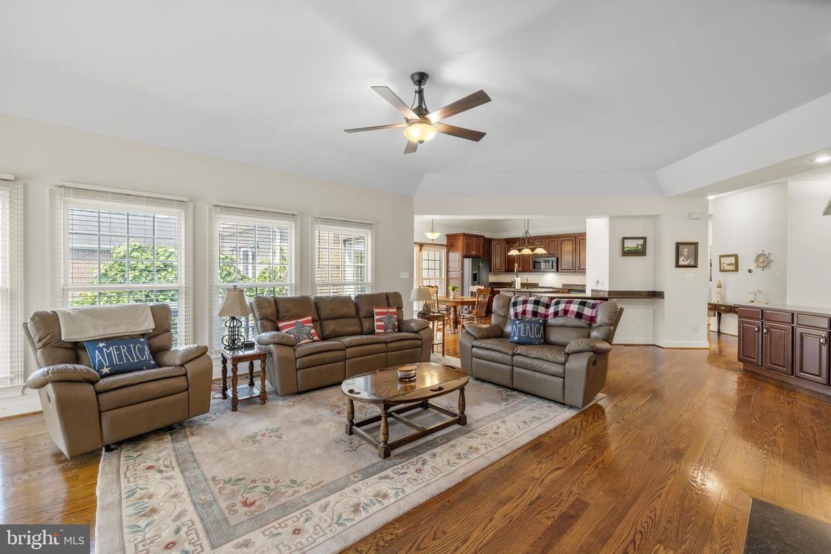 Interior, Kitchen, Living room, Pendant Lights, Recessed Lighting, Stainless Steel Appliances, Wood Texture Flooring