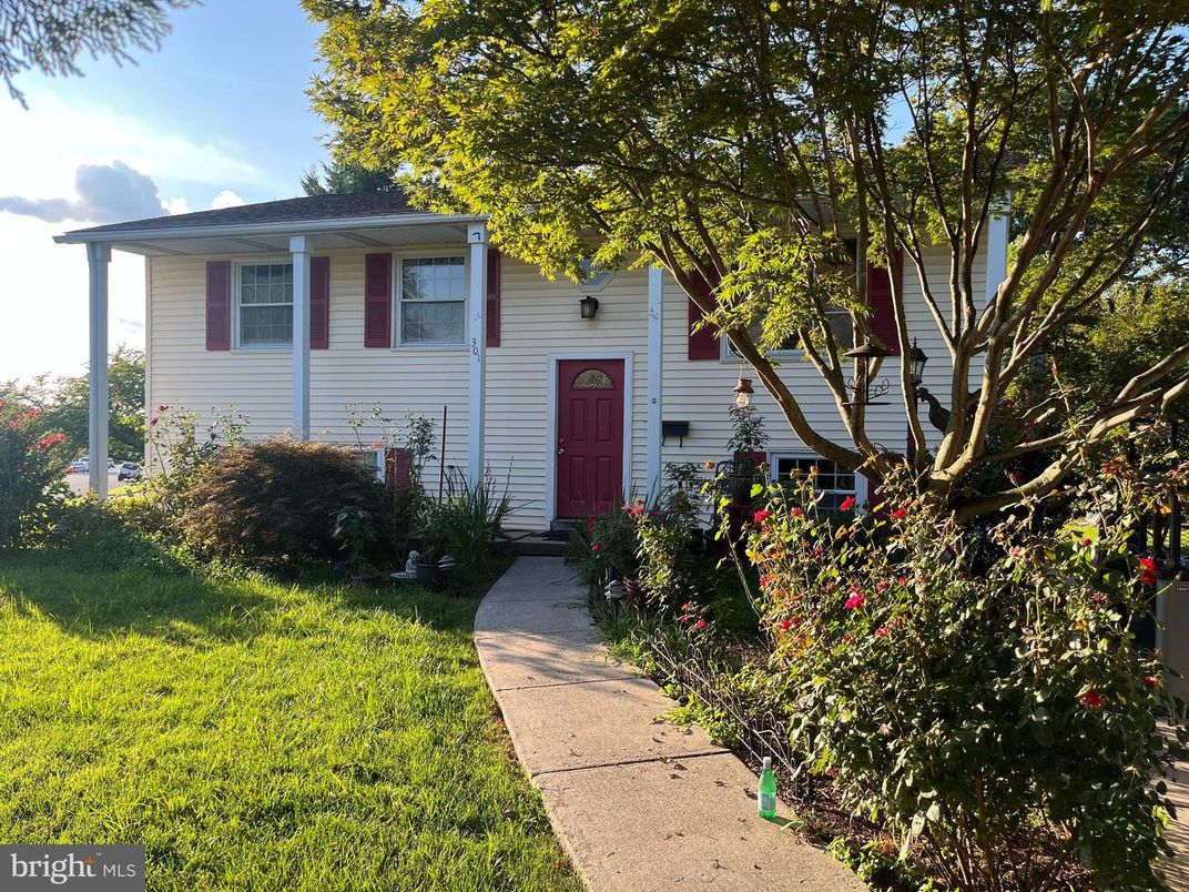 Exterior, Facade, Raised Ranch