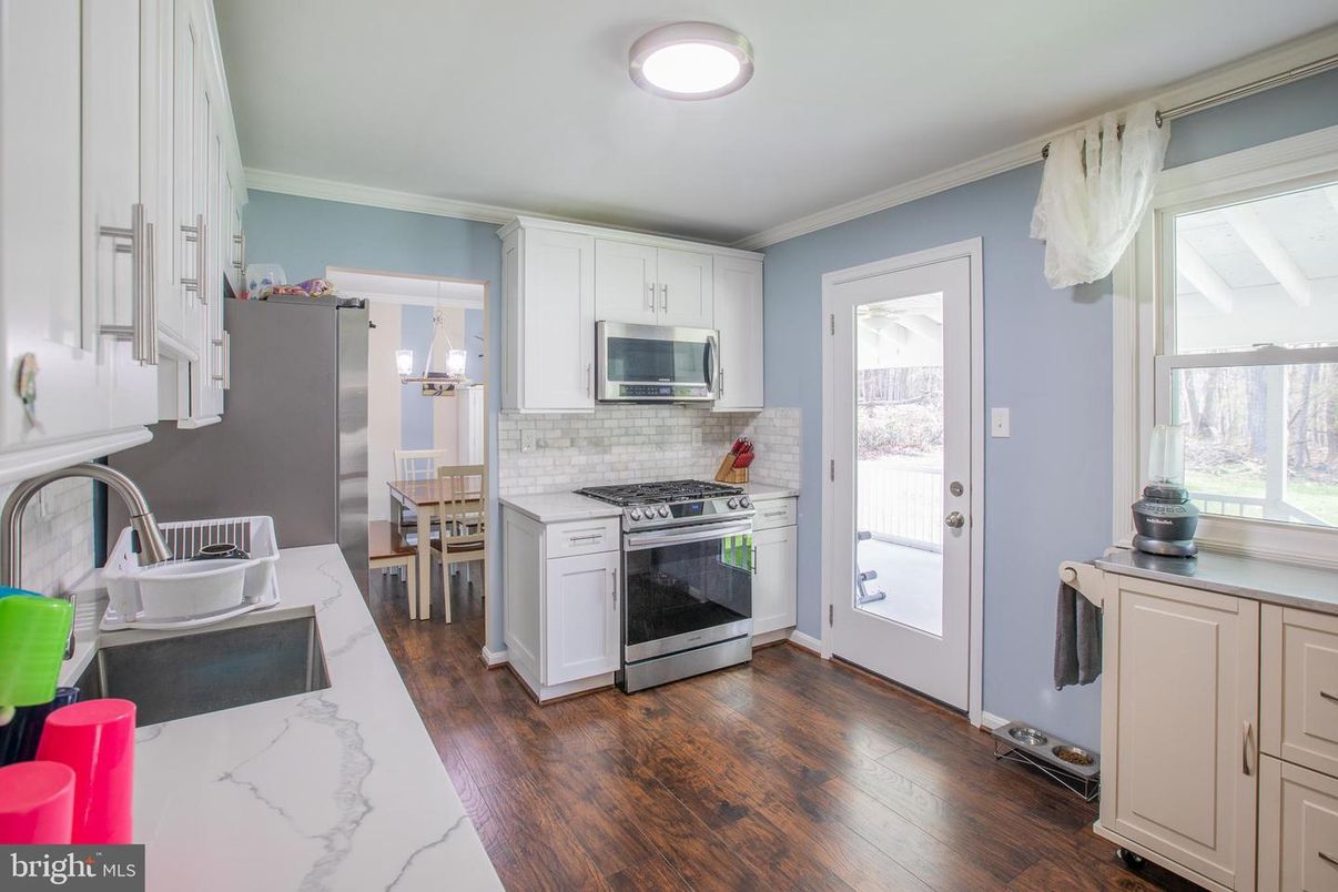Dining room, Interior, Kitchen, Stainless Steel Appliances, Wood Texture Flooring